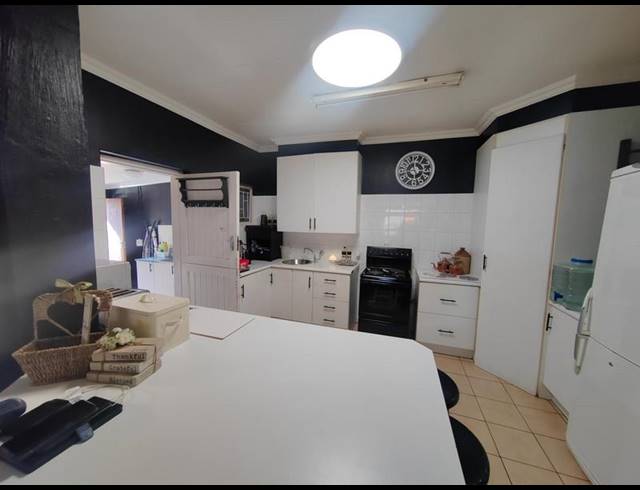 5 BEDROOM TOWNHOUSE FOR SALE IN FLORAUNA